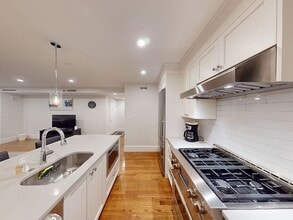 32 James St, Unit Y11 in Brookline, MA - Building Photo - Building Photo