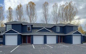 748 NE Oak Place, Unit 746 NE Oak Place, Redmond, OR 97756 in Redmond, OR - Foto de edificio - Building Photo