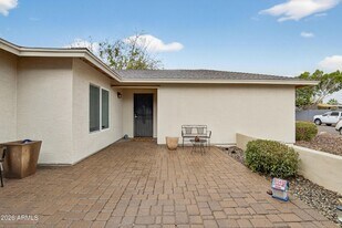 1128 E Rowlands Ln, Unit B in Phoenix, AZ - Building Photo