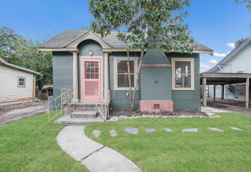 6 French Ct in San Antonio, TX - Building Photo