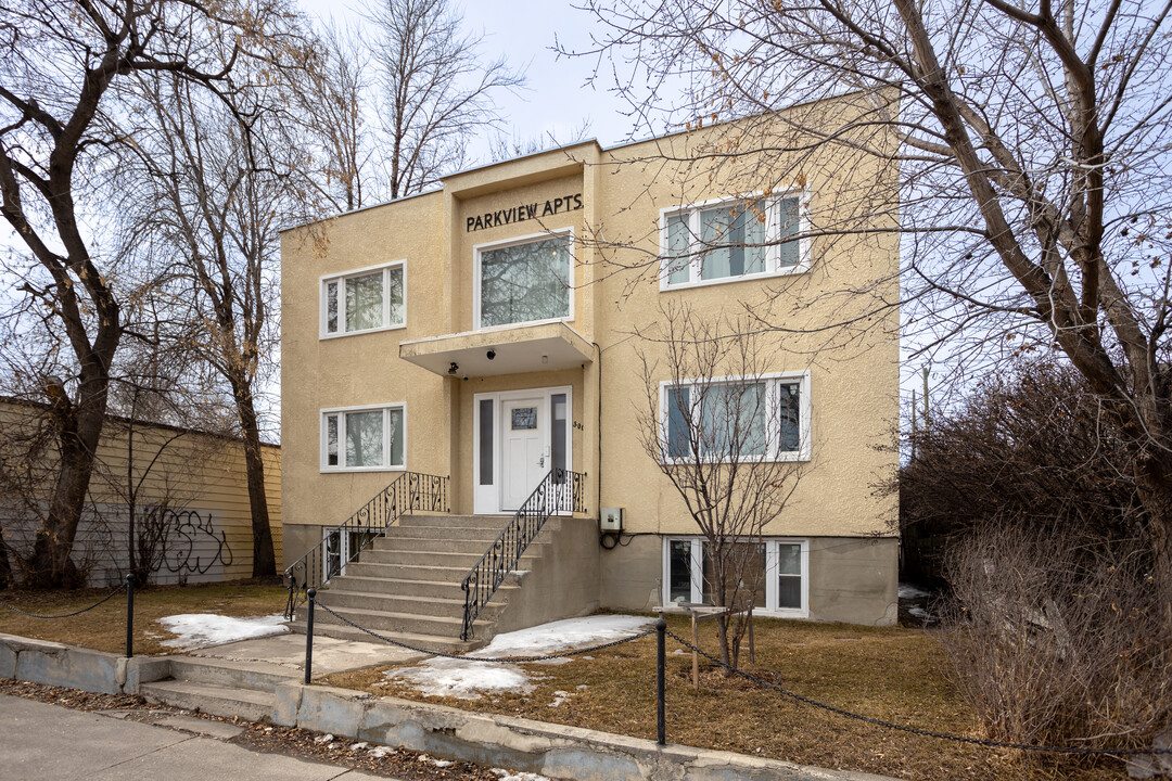 Parkview Apartments in Calgary, AB - Building Photo