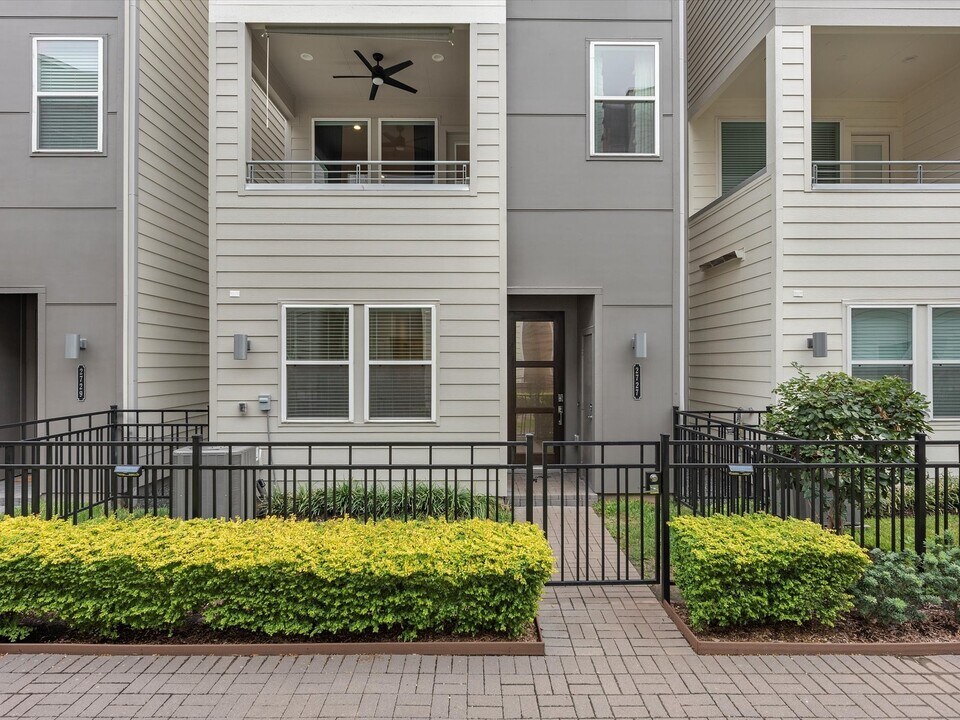 2727 Clinton Dr in Houston, TX - Building Photo