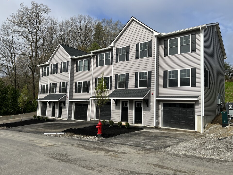 Saddle Rock in Manchester, NH - Building Photo