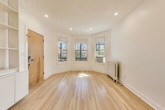 2312 N Kedvale Ave in Chicago, IL - Building Photo - Building Photo