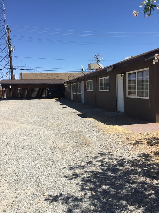 702 W Atkins Ave in Ridgecrest, CA - Foto de edificio - Building Photo