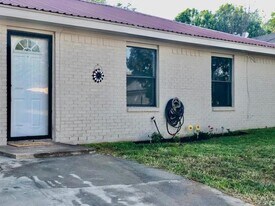 409 N Cedar St in Springtown, TX - Building Photo