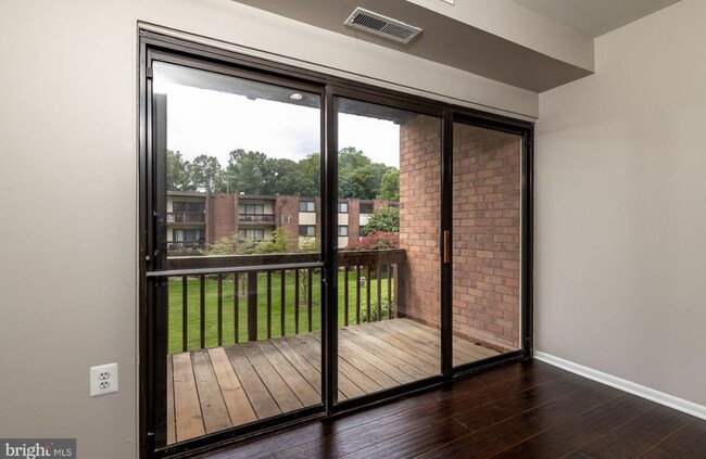 10723 West Dr, Unit 202 in Fairfax, VA - Foto de edificio - Building Photo