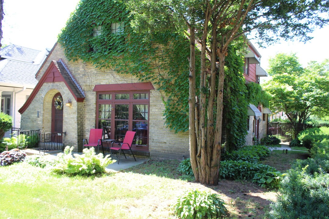 6633 Milwaukee Ave in Wauwatosa, WI - Building Photo