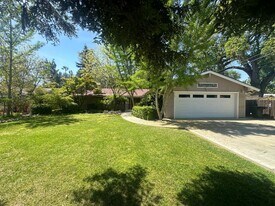 345 N Todd St in Visalia, CA - Building Photo