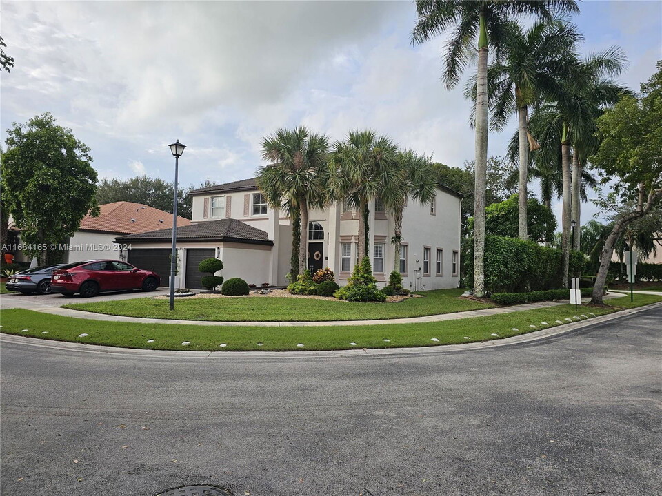 4893 SW 161st Ln in Miramar, FL - Foto de edificio