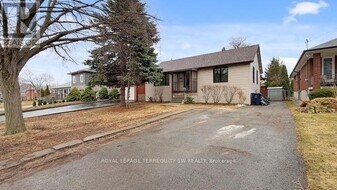 19 Hawthorne Rd in Toronto, ON - Building Photo