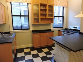 31 Athens St in Cambridge, MA - Building Photo - Building Photo