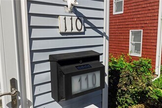 110 Winsor Ave in North Kingstown, RI - Building Photo - Building Photo