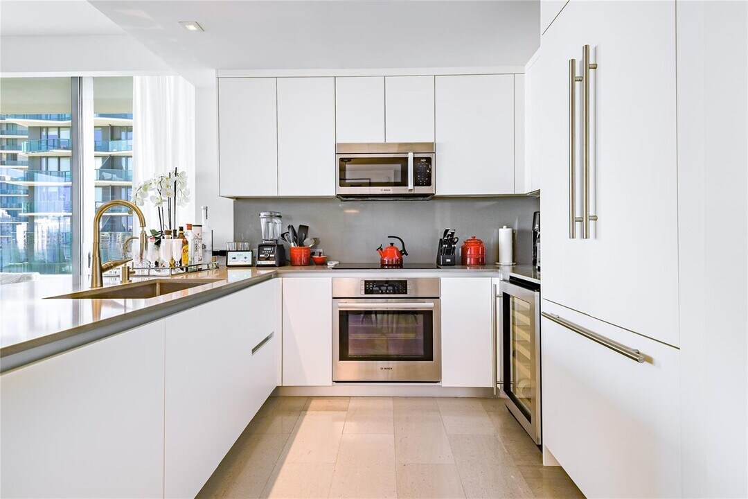 88 SW 7th St, Unit 3301 in Miami, FL - Building Photo