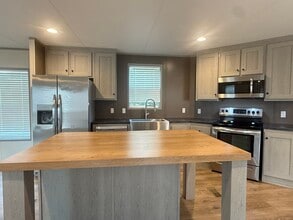 210 Betty St in Conroe, TX - Foto de edificio - Building Photo