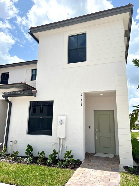 23458 SW 127th Pl in Princeton, FL - Foto de edificio