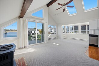 205 Hillspoint Rd in Westport, CT - Building Photo - Building Photo