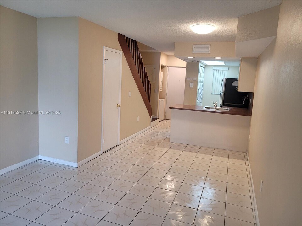 5942 W 26th Ave in Hialeah, FL - Building Photo
