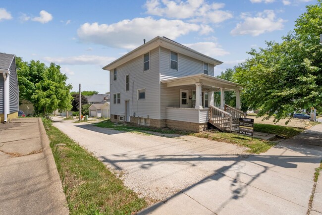 109 W 12th St in Cedar Falls, IA - Foto de edificio - Building Photo