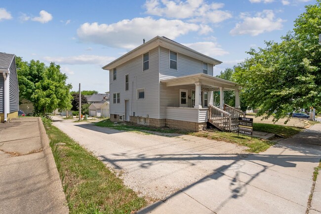 109 W 12th St in Cedar Falls, IA - Foto de edificio - Building Photo