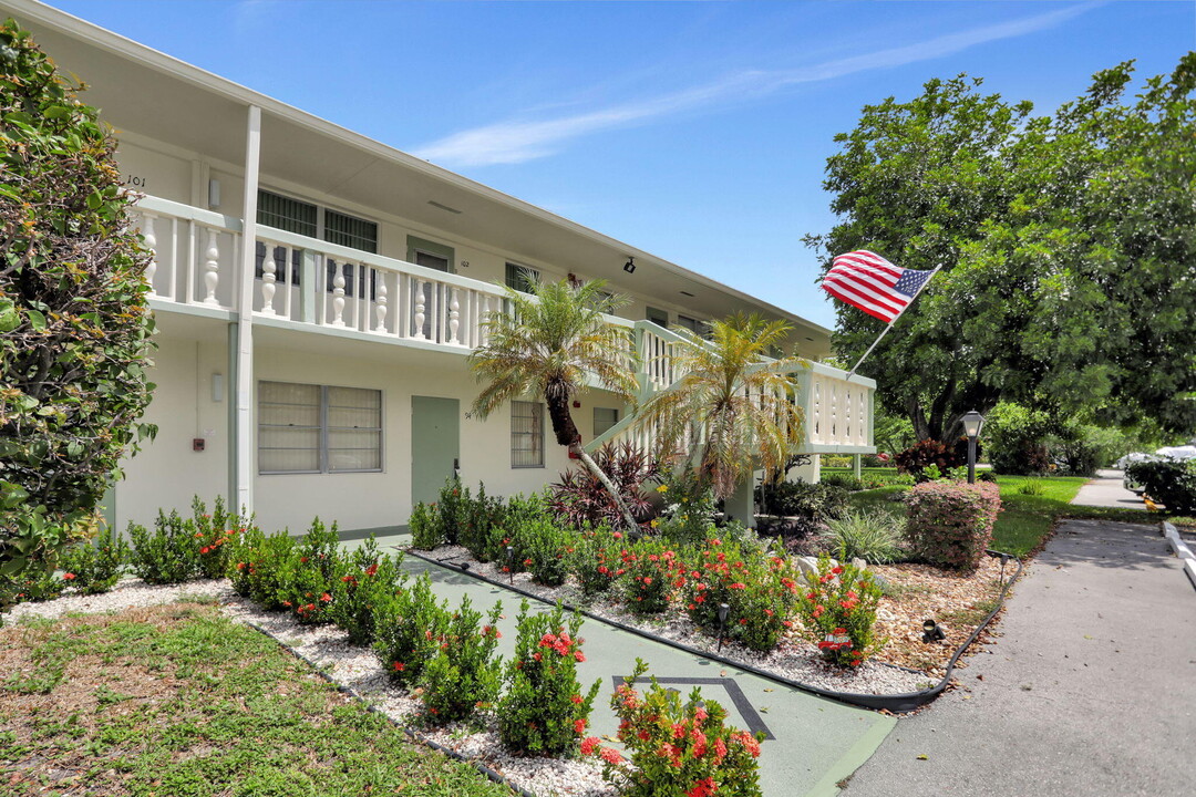 94 Newport D in Deerfield Beach, FL - Foto de edificio