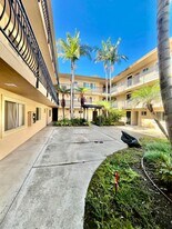 7555 Linda Vista Rd in San Diego, CA - Building Photo
