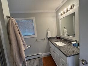 327 High St in Bristol, RI - Foto de edificio - Building Photo