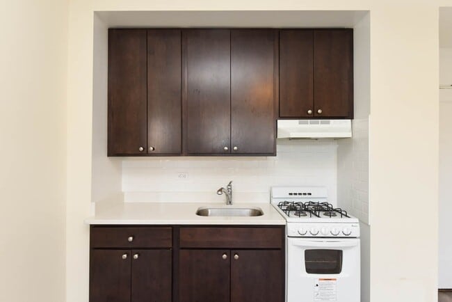 3327 W Diversey Ave, Unit J08W in Chicago, IL - Building Photo - Building Photo