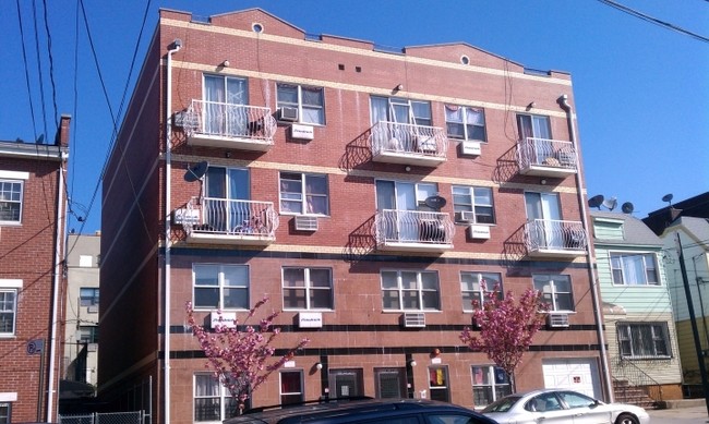 11007-11009 56th Ave in Corona, NY - Foto de edificio - Building Photo