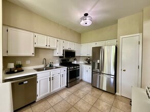 547 Woodcrest Dr in Mundelein, IL - Building Photo - Building Photo
