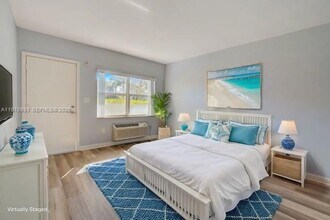 8000 NE Bayshore Ct in Miami, FL - Foto de edificio - Building Photo