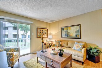 2015 Cedar Bend Dr, Unit 0329 in Austin, TX - Building Photo - Building Photo