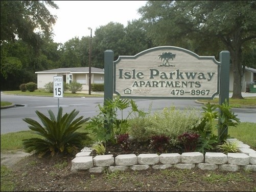 Isle Parkway Apartments in Mobile, AL - Building Photo