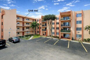 13715 Kendale Lakes Cir in Miami, FL - Building Photo