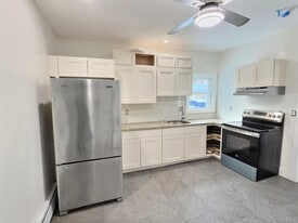 155 N Clinton St in Poughkeepsie, NY - Building Photo