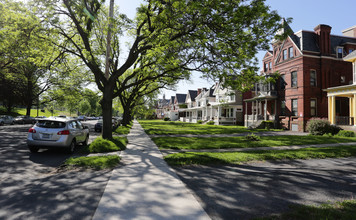 686 Madison Ave in Albany, NY - Building Photo - Building Photo