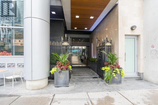 375 King St W in Toronto, ON - Building Photo - Building Photo