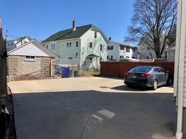 22 Lawrence St in Pawtucket, RI - Foto de edificio - Building Photo