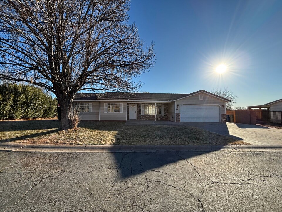 773 S 220 E Cir in Ivins, UT - Building Photo