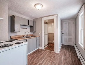 42 Storer St, Unit # 3 in Saco, ME - Foto de edificio - Building Photo