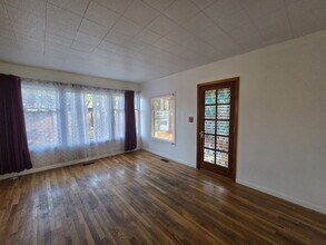 1764 SE Douglas Ave in Roseburg, OR - Building Photo - Building Photo