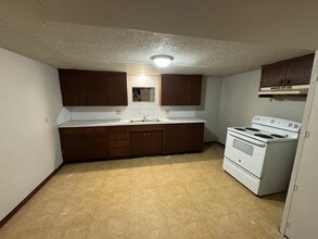 1001 Hoch in Moundridge, KS - Foto de edificio - Building Photo