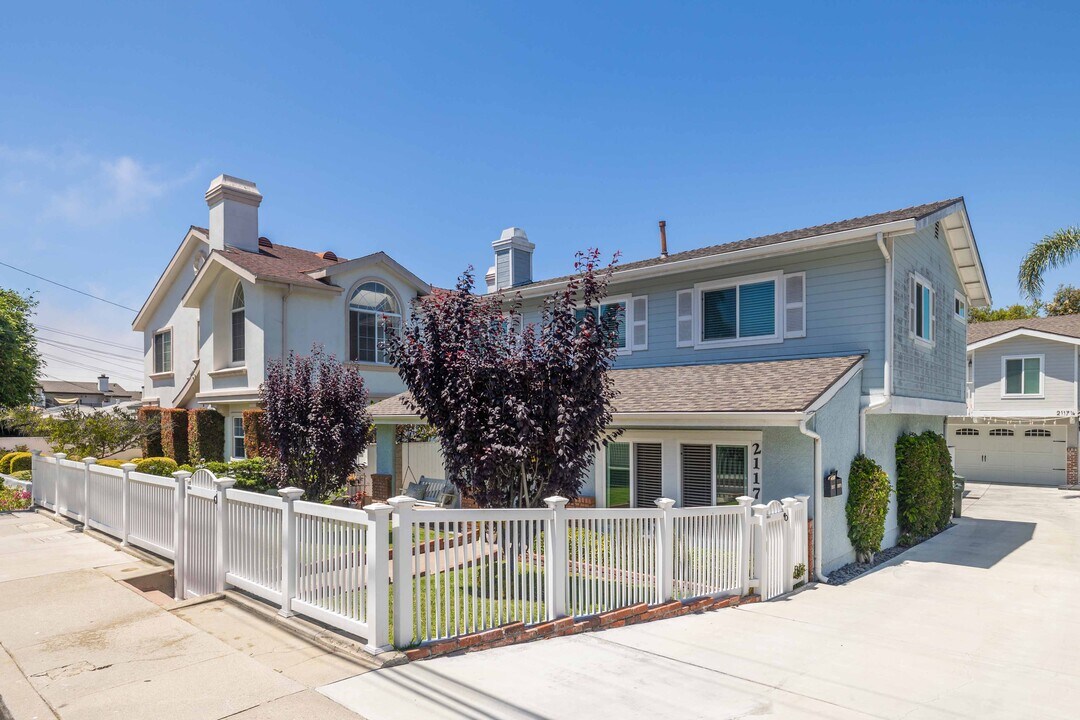 2117 Rockefeller Ln in Redondo Beach, CA - Foto de edificio