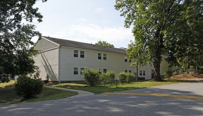 Powhatan Apartments in Williamsburg, VA - Building Photo - Building Photo