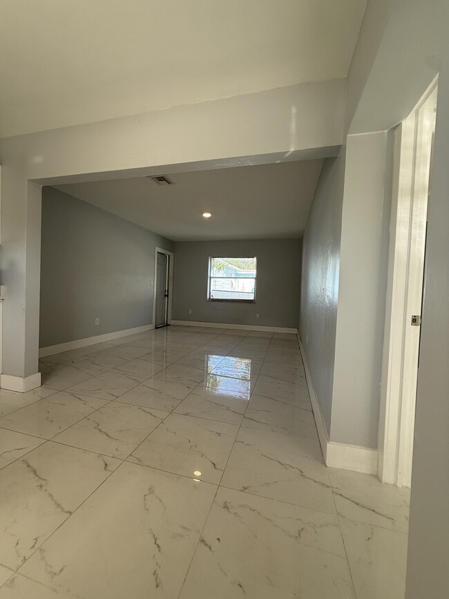 614 N E St, Unit #2 in Lake Worth Beach, FL - Building Photo - Building Photo