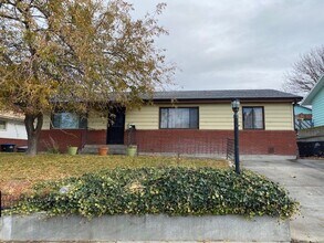 1111 S Baker St in Moses Lake, WA - Building Photo - Building Photo