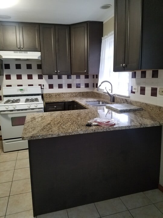 9058 N Cumberland Ave, Unit G in Niles, IL - Building Photo