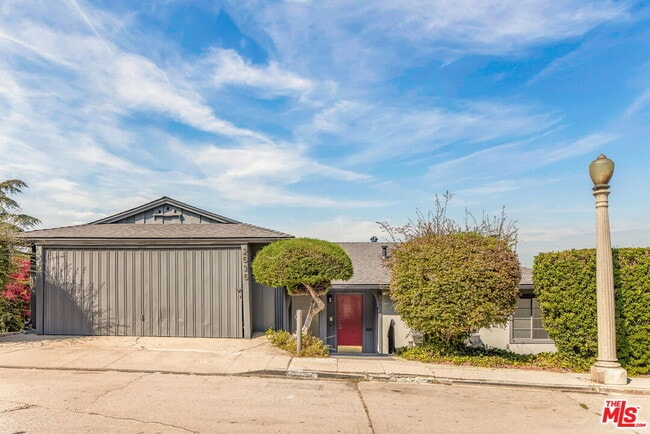 property at 2535 Ivanhoe Dr