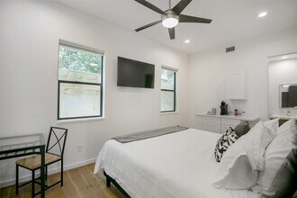 511 Memorial Heights Dr in Houston, TX - Foto de edificio - Building Photo