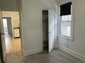 5-14 College Pl in Queens, NY - Building Photo - Building Photo